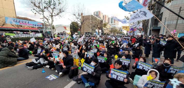 14일 국회가 윤석열 대통령의 탄핵을 가결하자 충북도청 서문 앞에 모인 청주시민들이 환호하고 있다. 독자 제공