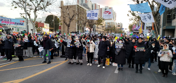 14일 국회가 윤석열 대통령의 탄핵을 가결하자 충북도청 서문 앞에 모인 청주시민들이 도심을 행진하며 환호하고 있다. 독자 제공