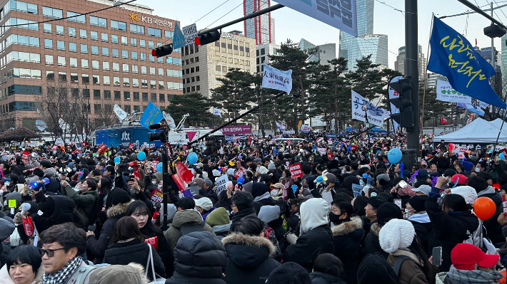 14일 오전 서울 여의도 국회 앞에서 탄핵안이 가결되자 시민들이 일어나 환호를 하고 있다. 박인 기자