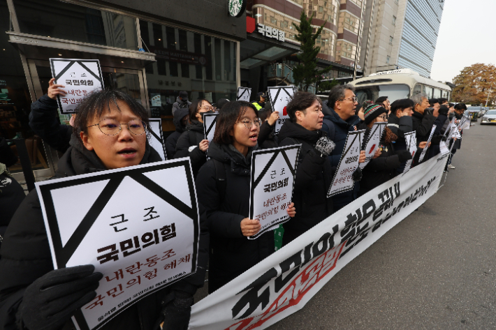 민주노총 및 언론노조 조합원들. 연합뉴스