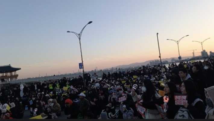 14일 포항 영일대광장에 모인 시민들. 독자 제공