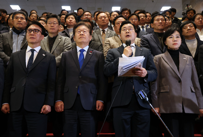 더불어민주당 박찬대 원내대표가 14일 오후 윤석열 대통령 탄핵소추안이 가결된 뒤 국회 본회의장을 나와 입장을 발표하고 있다. 연합뉴스