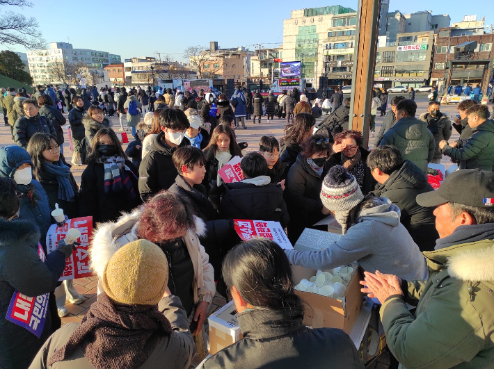 윤석열 탄핵을 촉구하는 시민들이 경주 봉황대에 모여 집회를 갖고 있다. 민주당 경주시지역위원회 제공