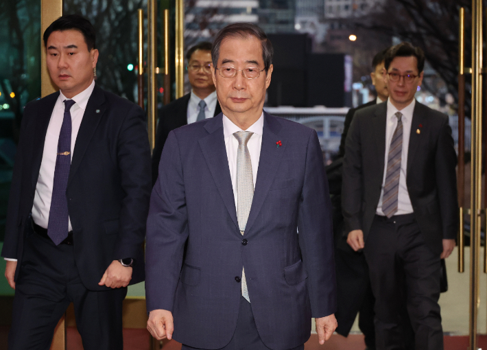 한덕수 국무총리가 14일 국회에서 대통령 탄핵안이 가결된 직후 서울 종로구 정부서울청사로 들어서고 있다. 연합뉴스