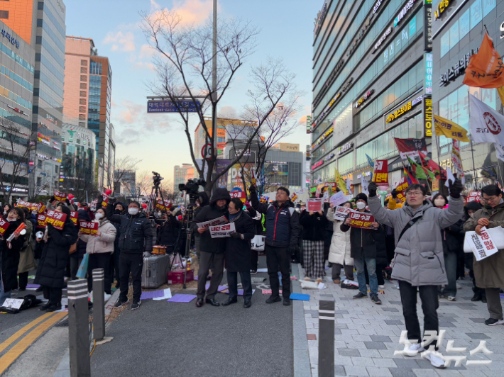 14일 오후 5시 대전 서구 은하수네거리 집회에 참석한 시민들이 탄핵소추안 가결 소식에 환호하고 있다. 김미성 기자