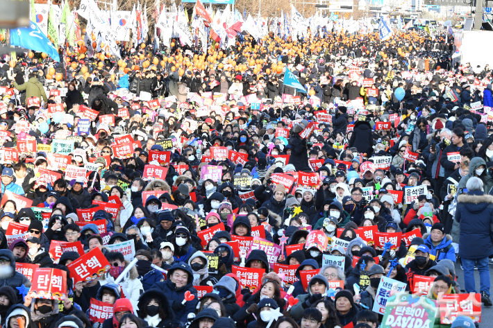 윤석열 대통령 탄핵소추안 재표결을 앞둔 14일 오후 서울 여의도 국회의사당 앞에서 시민들이  탄핵을 촉구하는 집회를 갖고 있다. 류영주 기자