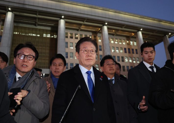 윤석열 대통령 탄핵소추안이 통과된 14일 더불어민주당 이재명 대표가 국회에서 촛불집회에 모인 시민들을 향해 이동하고 있다. 연합뉴스