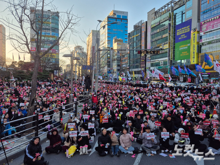 14일 오후 울산시 남구 삼산동 롯데백화점 광장에서 열린 윤석열 대통령 탄핵 촉구 집회에 참여한 시민의 모습. 이상록 기자 