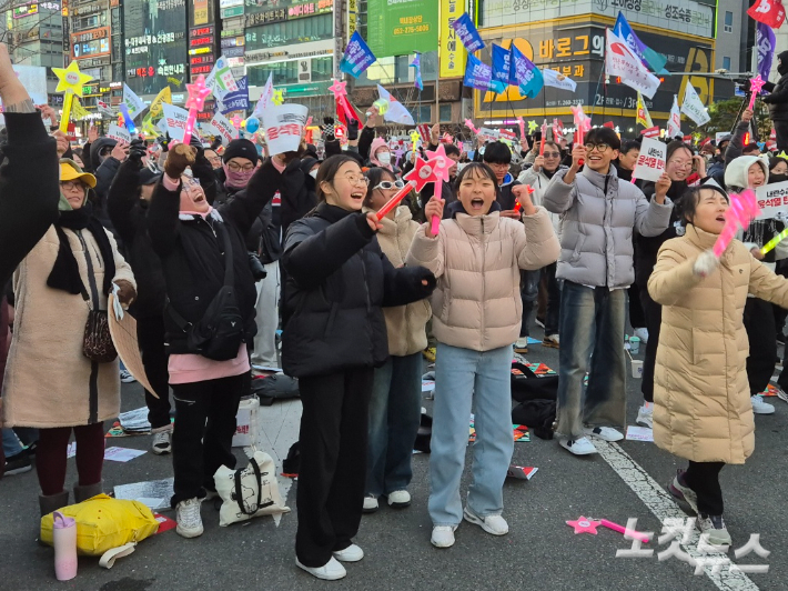 탄핵 가결 소식에 기뻐하는 10대 청소년. 이상록 기자