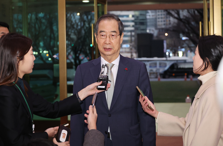 한덕수 국무총리가 14일 국회에서 윤석열 대통령 탄핵안이 가결된 직후 서울 종로구 정부서울청사로 들어서며 기자의 질문에 답하고 있다. 연합뉴스