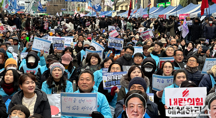 광주 140여 개 시민단체로 구성된 윤석열 정권 즉각 퇴진·사회대개혁 광주비상행동은 14일 오후 3시 30분 광주 동구 금남로 일대에서 광주시민 제6차 총궐기대회를 개최했다. 김한영 기자  