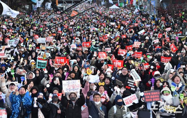 윤석열 탄핵안 가결에 환호하는 시민들