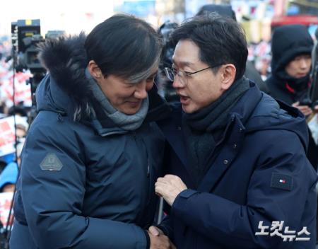 인사 나누는 조국-김경수