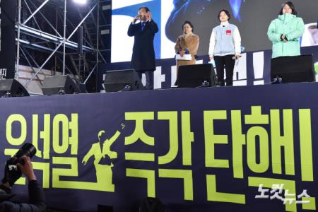 탄핵안 가결 후 촛불집회서 인사말하는 이재명 대표