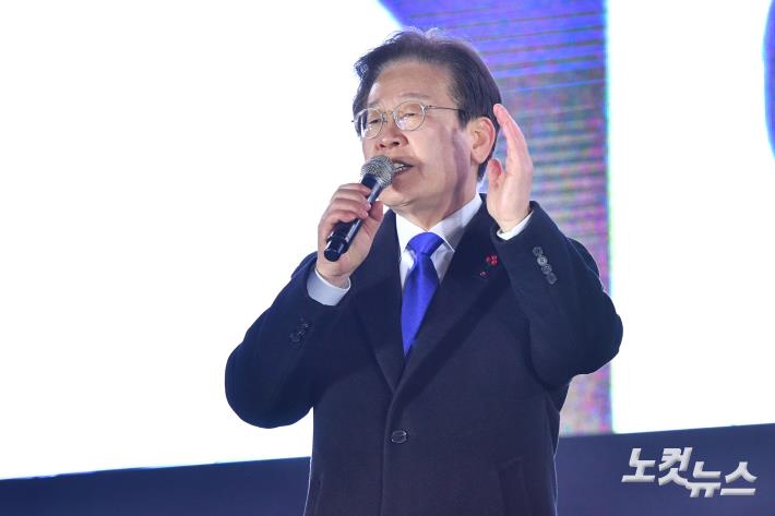 탄핵안 가결 후 촛불집회 찾은 이재명 대표