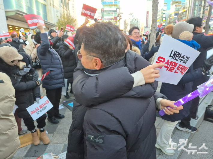 14일 울산 남구 삼산동 롯데백화점 광장에서 열린 윤석열 대통령 탄핵 촉구 집회에 참여한 시민들이 탄핵소추안이 가결되자 기뻐하고 있다. 이상록 기자