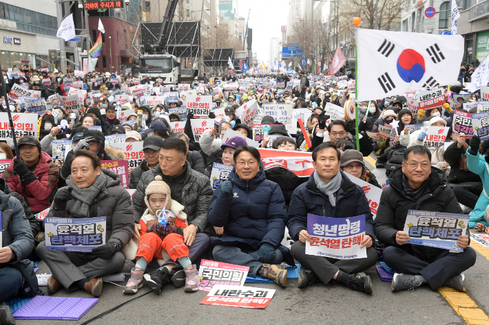 강기정 광주광역시장이 14일 오후 금남로 일원에서 열린 광주시민 총궐기대회에 참석하여 시민과 함께 구호를 외치고 있다. 광주시 제공