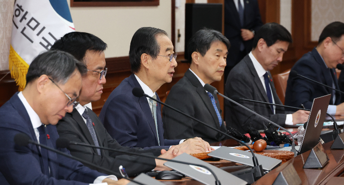 한덕수 대통령 권한대행 겸 국무총리가 14일 서울 종로구 정부서울청사에서 열린 임시 국무회의에서 발언하고 있다. 연합뉴스