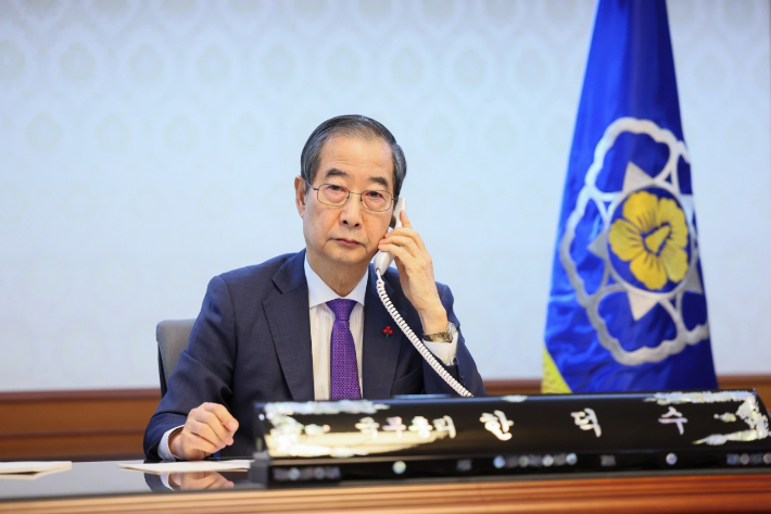 한덕수 대통령 권한대행 겸 국무총리가 15일 오전 서울 종로구 정부서울청사에서 조 바이든 미국 대통령과 통화하고 있다. 총리실 제공