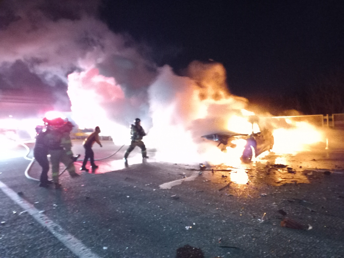 소방관들이 차량 화재를 진화하고 있다. 경북소방본부 제공