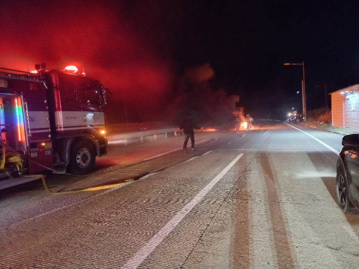 소방관들이 차량화재를 진화하고 있다.경북소방본부 제공