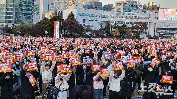 창원광장에 모인 시민들. 최호영 기자 