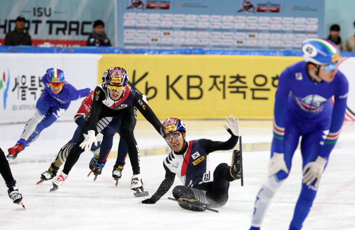 15일 서울 양천구 목동아이스링크에서 열린 2024-2025 국제빙상경기연맹(ISU) 쇼트트랙 월드투어 4차 대회 남자 5,000ｍ 계주 결승에서 김태성이 레이스 도중 넘어지고 있다. 연합뉴스