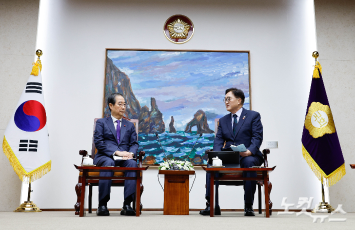 우원식 국회의장이 15일 국회에서 한덕수 대통령 권한대행 겸 국무총리를 접견하고 있다. 국회사진취재단