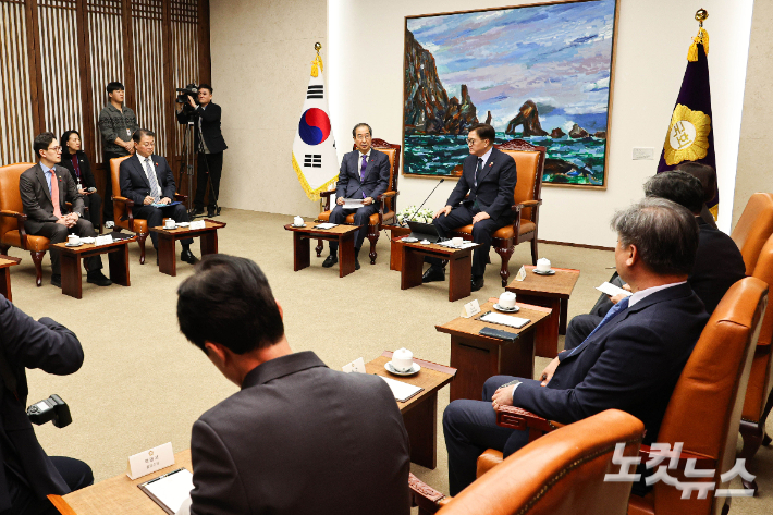 한덕수 대통령 권한대행 겸 국무총리가 15일 오후 국회에서 우원식 국회의장을 예방하고 있다. 국회사진취재단