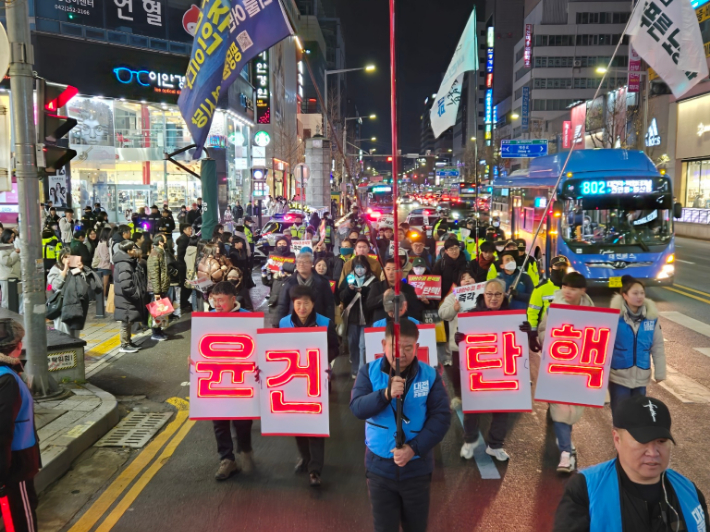 대전촛불행동, 민주당 대전시당 평당원협의회 등의 주최로 15일 오후 4시 대전역 서광장에서 '대전촛불대행진'이 열렸다. 대전촛불행동 제공