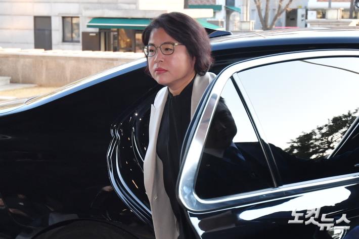 출근하는 이미선 헌법재판관