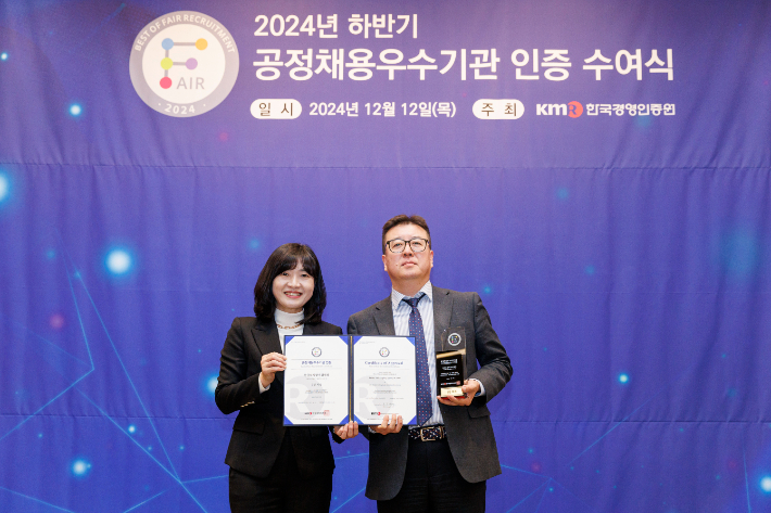 황은주 한국경영인증원 대표(왼쪽)와 박찬 KADA 운영지원부장. KADA