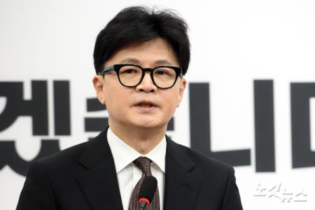 국민의힘 한동훈 대표가 16일 서울 여의도 국회에서 당대표직 사퇴 기자회견을 하고 있다.