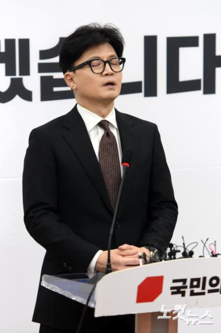 국민의힘 한동훈 대표가 16일 서울 여의도 국회에서 당대표직 사퇴 기자회견을 하고 있다.