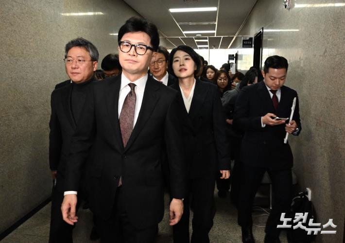 국민의힘 한동훈 대표가 16일  서울 여의도 국회에서 당 대표 사퇴 기자회견을 한후 국회를 나서고 있다.