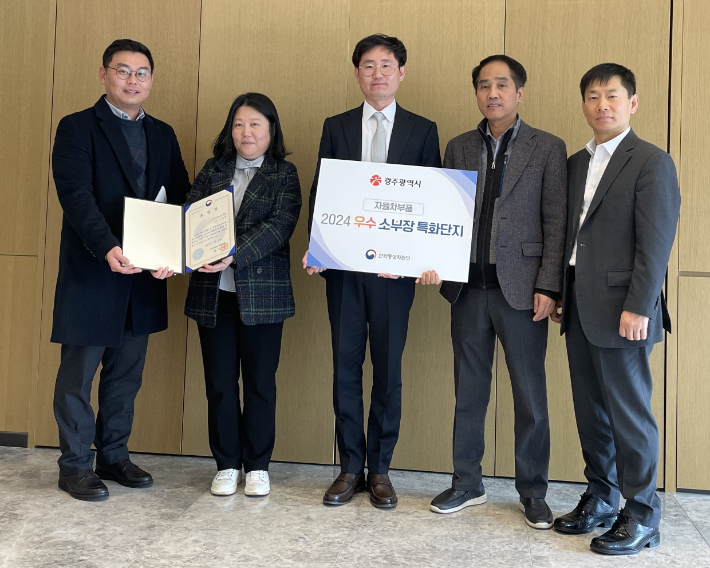 광주광역시는 16일 산업통상자원부 주관 '제1회 소부장 특화단지 성과 공유회'에서 광주시와 충남도 소부장특화단지가 우수 특화단지로 선정됐다고 밝혔다. 광주시 제공