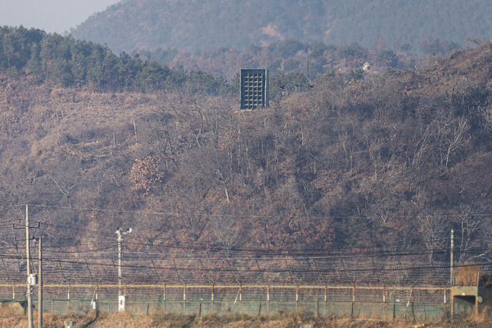 북한 매체들이 윤석열 대통령 탄핵 소추안 국회 가결 소식을 보도한 가운데 16일 경기도 파주시 접경지역에서 바라본 북한 황해북도 개풍군 임진강변에서 대남 확성기가 소음을 송출하고 있다. 연합뉴스