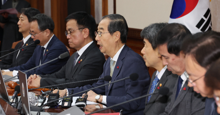 한덕수 대통령 권한대행 겸 국무총리가 임시 국무회의에서 발언하는 모습. 연합뉴스