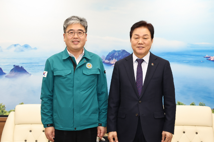 박완수 경남지사(우)와 임상섭 산림청장. 경남도청 제공 