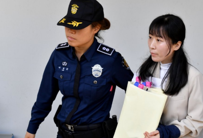 호송차로 향하는 무기수 김신혜씨. 연합뉴스