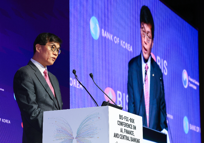 이창용 한국은행 총재가 17일 오전 서울 중구 한국은행에서 열린 국제결제은행(BIS)-금융위원회(FSC)-한국은행(BOK) 공동개최 '인공지능(AI), 금융, 중앙은행 : 기회, 도전과제 및 정책적 대응' 콘퍼런스에서 환영사를 하고 있다. 연합뉴스