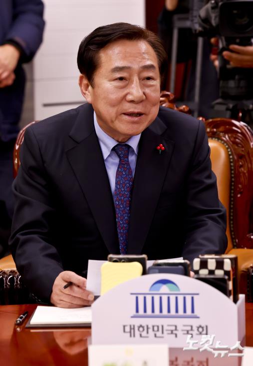 김기문 중소기업중앙회 회장이 17일 서울 여의도 국회에서 열린 경제4단체 비상간담회에서 모두발언을 하고 있다.