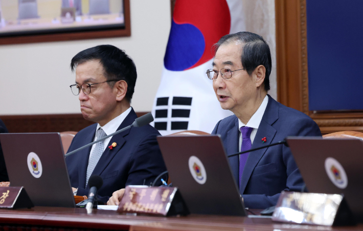 한덕수 대통령 권한대행 겸 국무총리가 17일 서울 종로구 정부서울청사에서 열린 국무회의에서 발언하고 있다. 연합뉴스