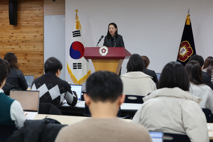 이진 헌법재판소 공보관이 17일 오전 서울 종로구 헌법재판소 별관에서 윤석열 대통령 탄핵심판 관련 브리핑을 하고 있다. 연합뉴스