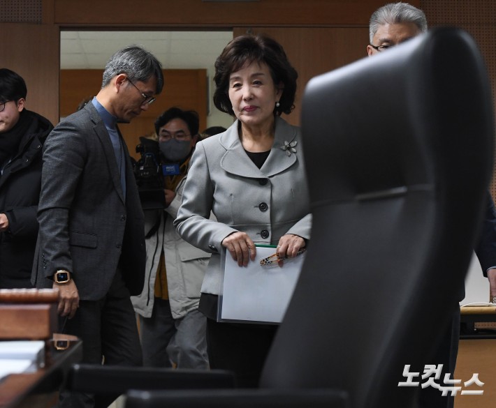 전체회의 참석하는 박선영 진실화해위원장