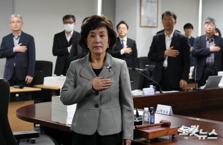 박선영 위원장, 진실화해위 첫 전체회의 주재