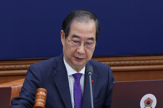 한덕수 대통령 권한대행 국무총리가 17일 서울 종로구 정부서울청사에서 열린 국무회의 개회를 선언하며 의사봉을 두드리고 있다. 연합뉴스