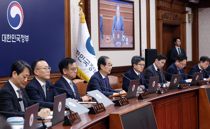 한덕수 대통령 권한대행 겸 국무총리가 17일 서울 종로구 정부서울청사에서 열린 국무회의에서 발언하고 있다. 연합뉴스