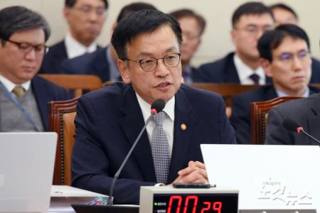 최상목 경제부총리 겸 기획재정부 장관이 17일 서울 여의도 국회에서 열린 기획재정위원회 전체회의에 출석해 의원 질의에 답변을 하고 있다.