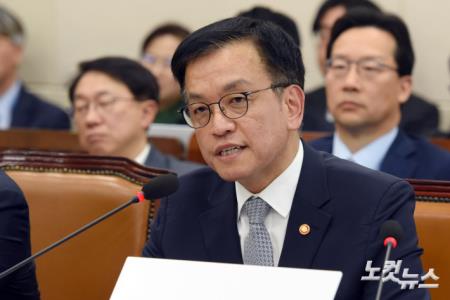 최상목 경제부총리 겸 기획재정부 장관이 17일 서울 여의도 국회에서 열린 기획재정위원회 전체회의에 출석해 의원 질의에 답변을 하고 있다.